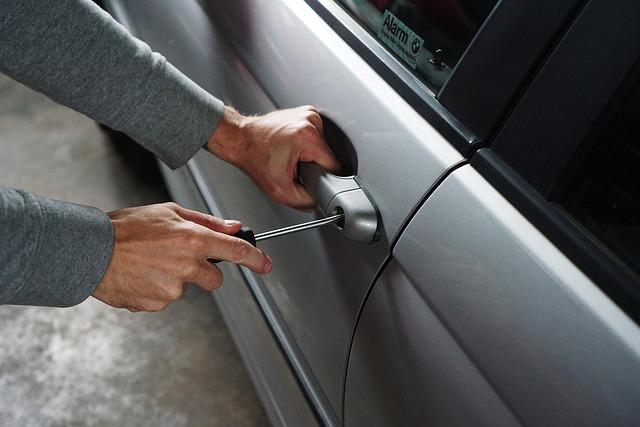 Nejde mi zamknout auto kvůli otevřeným dveřím? Rychlá pomoc!